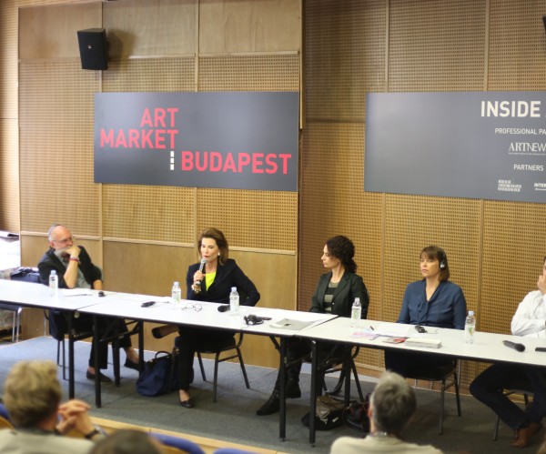 MÉG MINDIG PERIFÉRIÁN VAGY KÖZELEBB A CENTRUMHOZ? – A KELET-EURÓPAI GALÉRIÁK SIKERÉNEK ESÉLYEI A NEMZETKÖZI KORTÁRS MŰTÁRGYPIACON - 2014/10/09